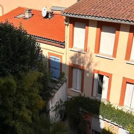 Your Getaway In Center Apartment